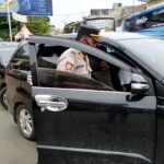 Demi Mencegah Kemacetan Saat Mudik Anggota Satlantas Polres Banyuasin Mengatur Lalu Lintas di Sepanjang Jalan Palembang Betung