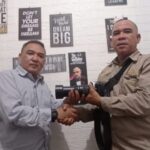 DPW SWI Sumsel Adam Hasan Menyumbangkan Satu Unit Kamera Canon Lengkap Dengan Peralatan Digital di Kesekretariatan DPW SWI Sumsel