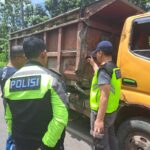 Terjadi Lakalantas di Jalan Lintas Baturaja-Prabumulih, Tepatnya di Desa Kurup, Kecamatan Lubuk Batang, Kabupaten OKU, Antara Mobil Dump Truk dan Travel,